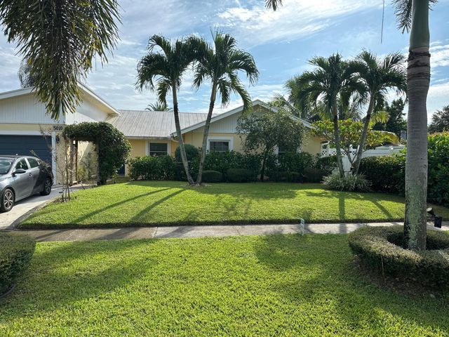 5010 WOODSTONE Circle N, Lake Worth, FL 33463