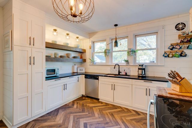 6201 Cambridge Avenue, Cincinnati, OH 45230