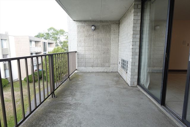 37 Skyline Drive 11, Braintree, MA 02184