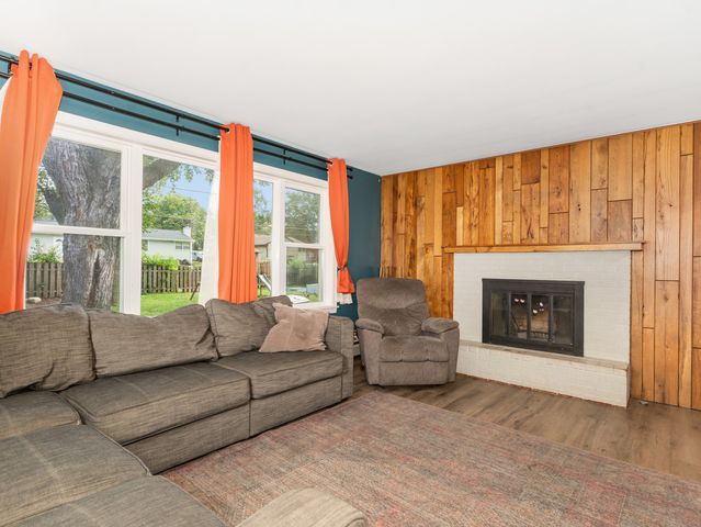 136 Park Avenue, Cary, IL 60013