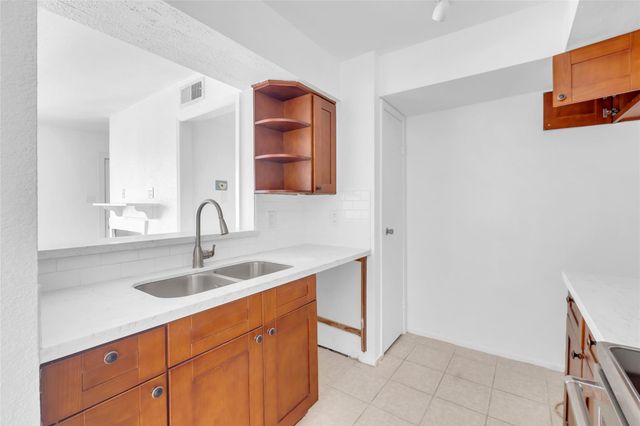 18511 Egret Bay Boulevard 502, Webster, TX 77058