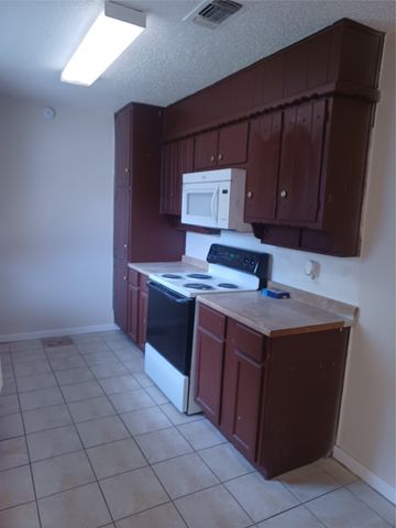 6909 Maryhill Road, Forest Hill, TX 76140