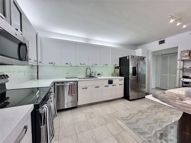 8877 Collins Ave 402, Surfside, FL 33154