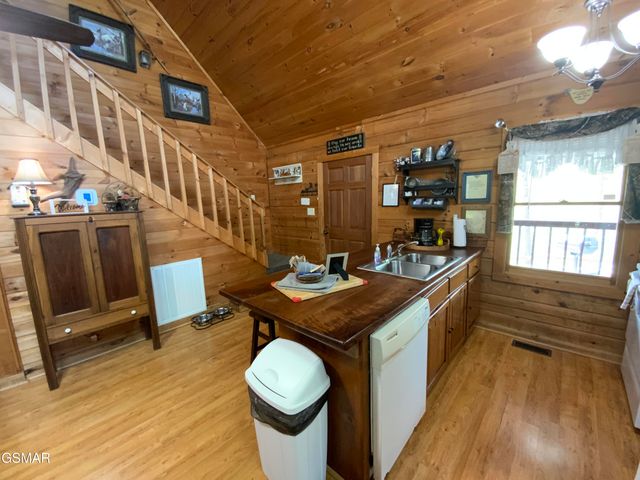 1708 Parkway View Court, Sevierville, TN 37876