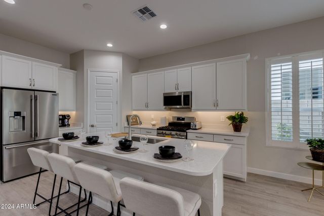 10476 W Harmony Lane, Peoria, AZ 85382