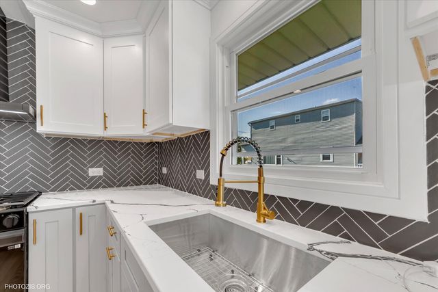 9439 S 52nd Avenue, Oak Lawn, IL 60453