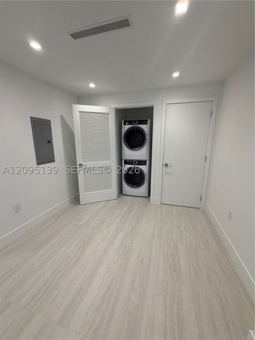 2411 Laguna Cir 2409, North Miami, FL 33181