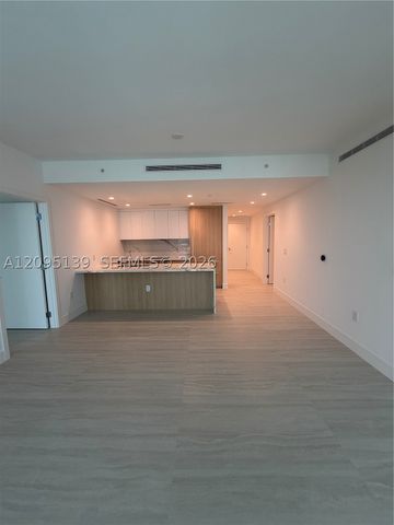 2411 Laguna Cir 2409, North Miami, FL 33181