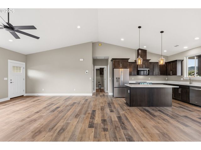 260 Se Logan St, Winston, OR 97496