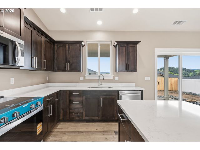 260 Se Logan St, Winston, OR 97496