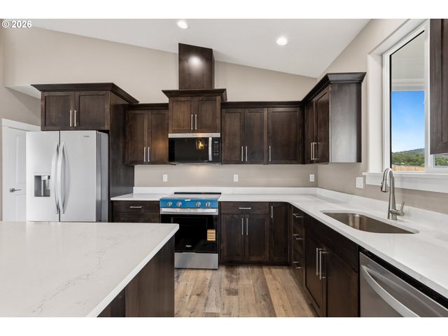 260 Se Logan St, Winston, OR 97496
