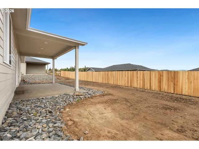 260 Se Logan St, Winston, OR 97496