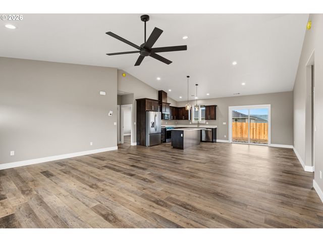 260 Se Logan St, Winston, OR 97496