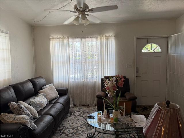 32 Roanoke DR, Fort Myers, FL 33905