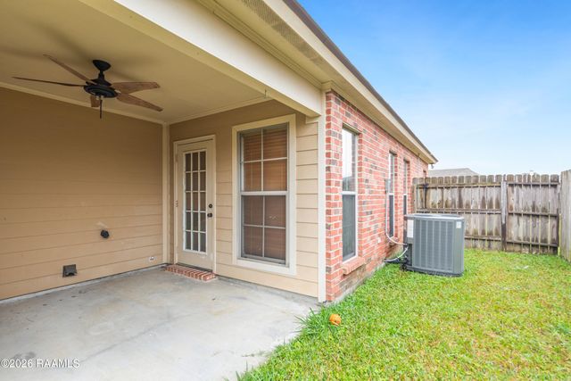 100 Summit Crest Drive, Youngsville, LA 70592