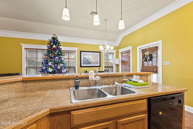 100 Summit Crest Drive, Youngsville, LA 70592