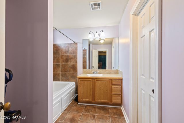 100 Summit Crest Drive, Youngsville, LA 70592