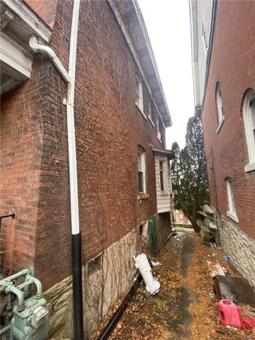 218 Mckinley St, Mt Oliver, PA 15210