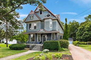 84 N Walkup Avenue, Crystal Lake, IL 60014