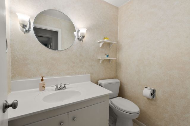 90 Aylesbury Road, Worcester, MA 01609