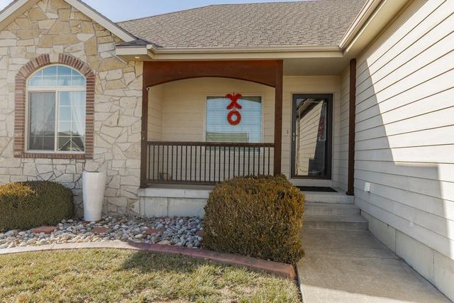 2212 Brookefield Dr, Salina, KS 67401