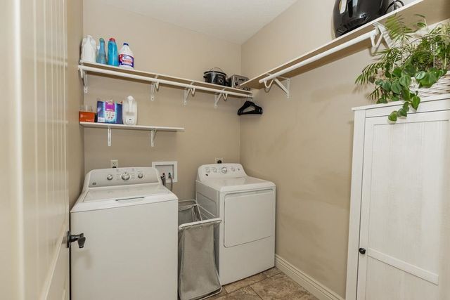 2212 Brookefield Dr, Salina, KS 67401