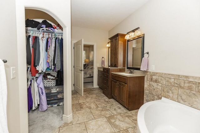 2212 Brookefield Dr, Salina, KS 67401