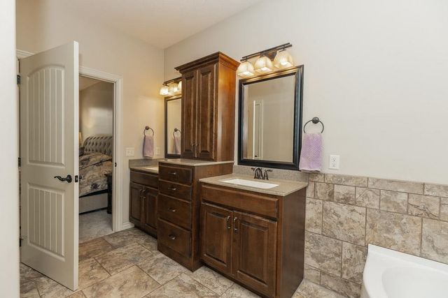 2212 Brookefield Dr, Salina, KS 67401