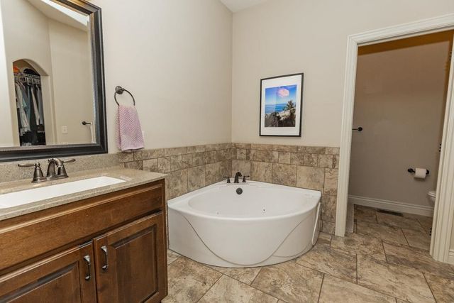 2212 Brookefield Dr, Salina, KS 67401