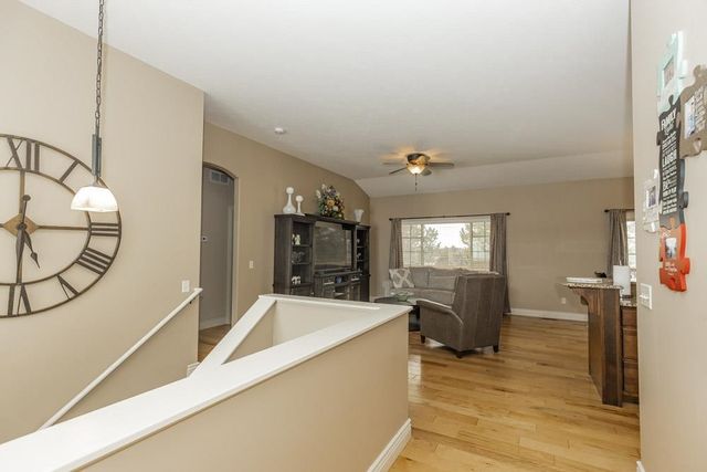 2212 Brookefield Dr, Salina, KS 67401