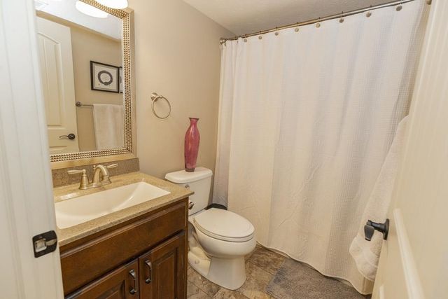 2212 Brookefield Dr, Salina, KS 67401