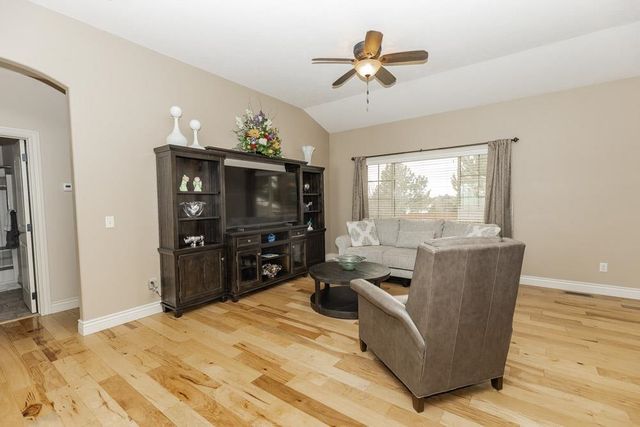 2212 Brookefield Dr, Salina, KS 67401