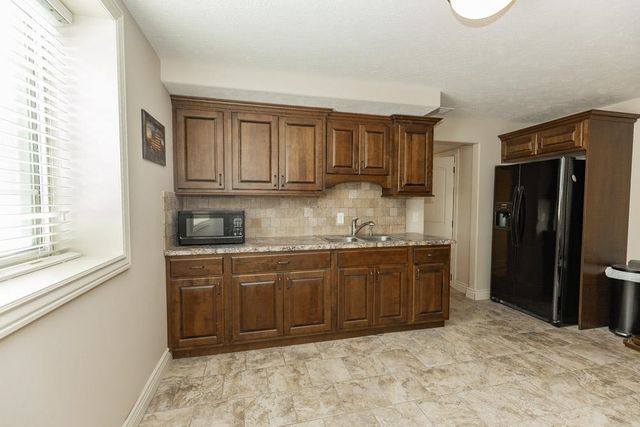 2212 Brookefield Dr, Salina, KS 67401