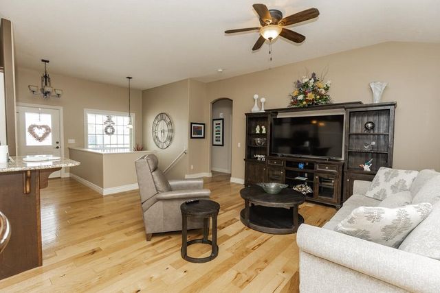 2212 Brookefield Dr, Salina, KS 67401