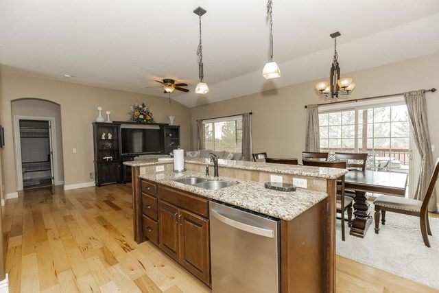 2212 Brookefield Dr, Salina, KS 67401