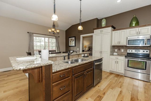 2212 Brookefield Dr, Salina, KS 67401