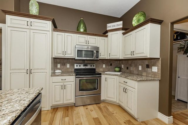 2212 Brookefield Dr, Salina, KS 67401