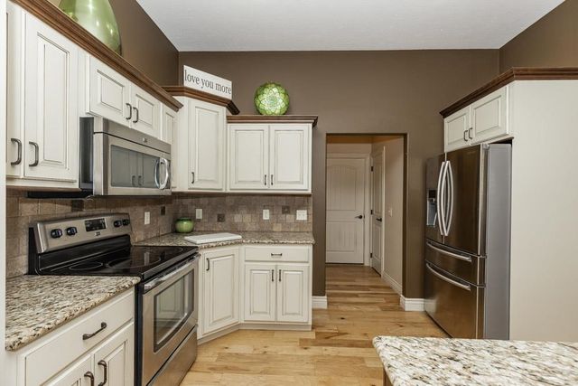 2212 Brookefield Dr, Salina, KS 67401