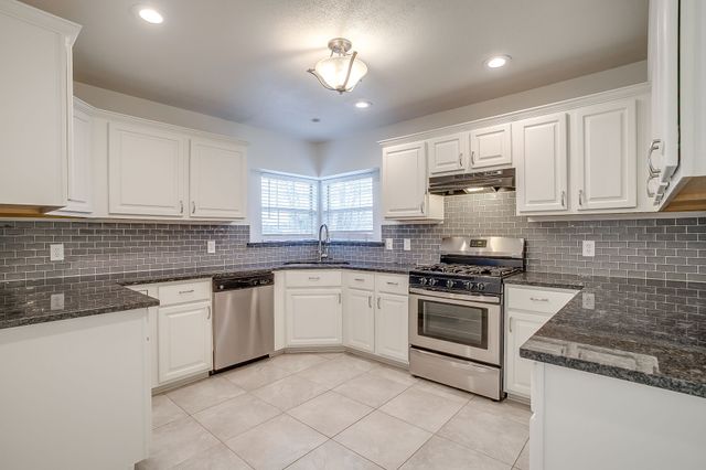 701 Stonebrooke Drive, Burleson, TX 76028