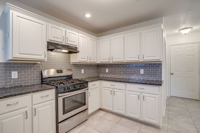 701 Stonebrooke Drive, Burleson, TX 76028