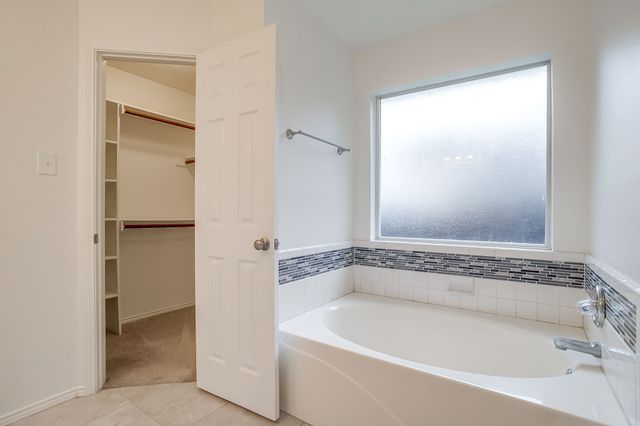 701 Stonebrooke Drive, Burleson, TX 76028