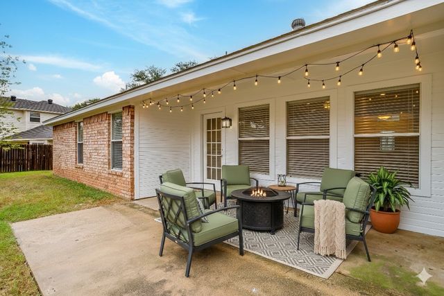 701 Stonebrooke Drive, Burleson, TX 76028