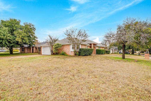 701 Stonebrooke Drive, Burleson, TX 76028