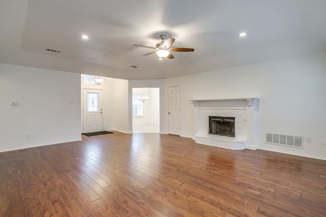 701 Stonebrooke Drive, Burleson, TX 76028