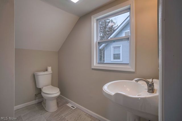 1639 Edgefield Road, Lyndhurst, OH 44124