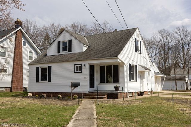 1639 Edgefield Road, Lyndhurst, OH 44124