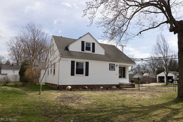 1639 Edgefield Road, Lyndhurst, OH 44124