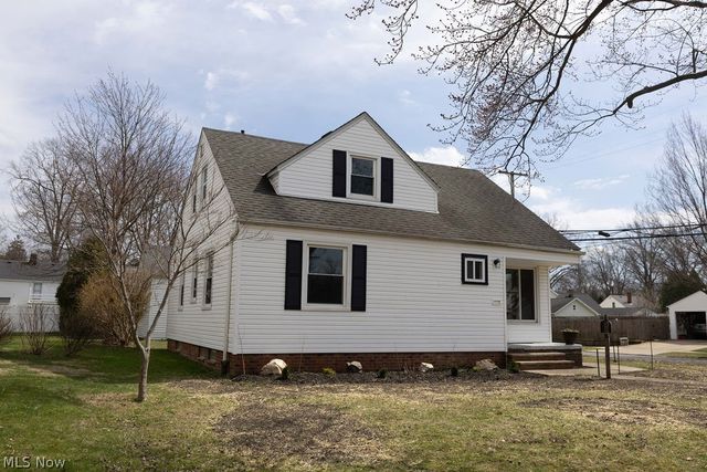 1639 Edgefield Road, Lyndhurst, OH 44124