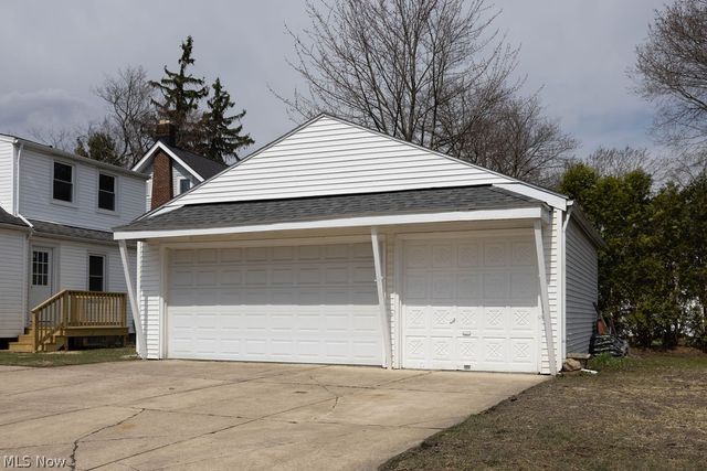 1639 Edgefield Road, Lyndhurst, OH 44124