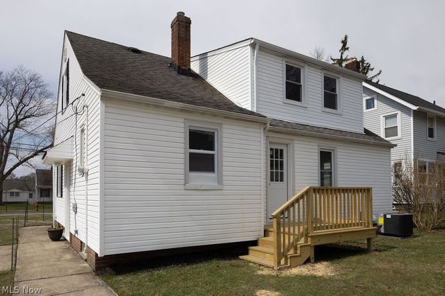 1639 Edgefield Road, Lyndhurst, OH 44124